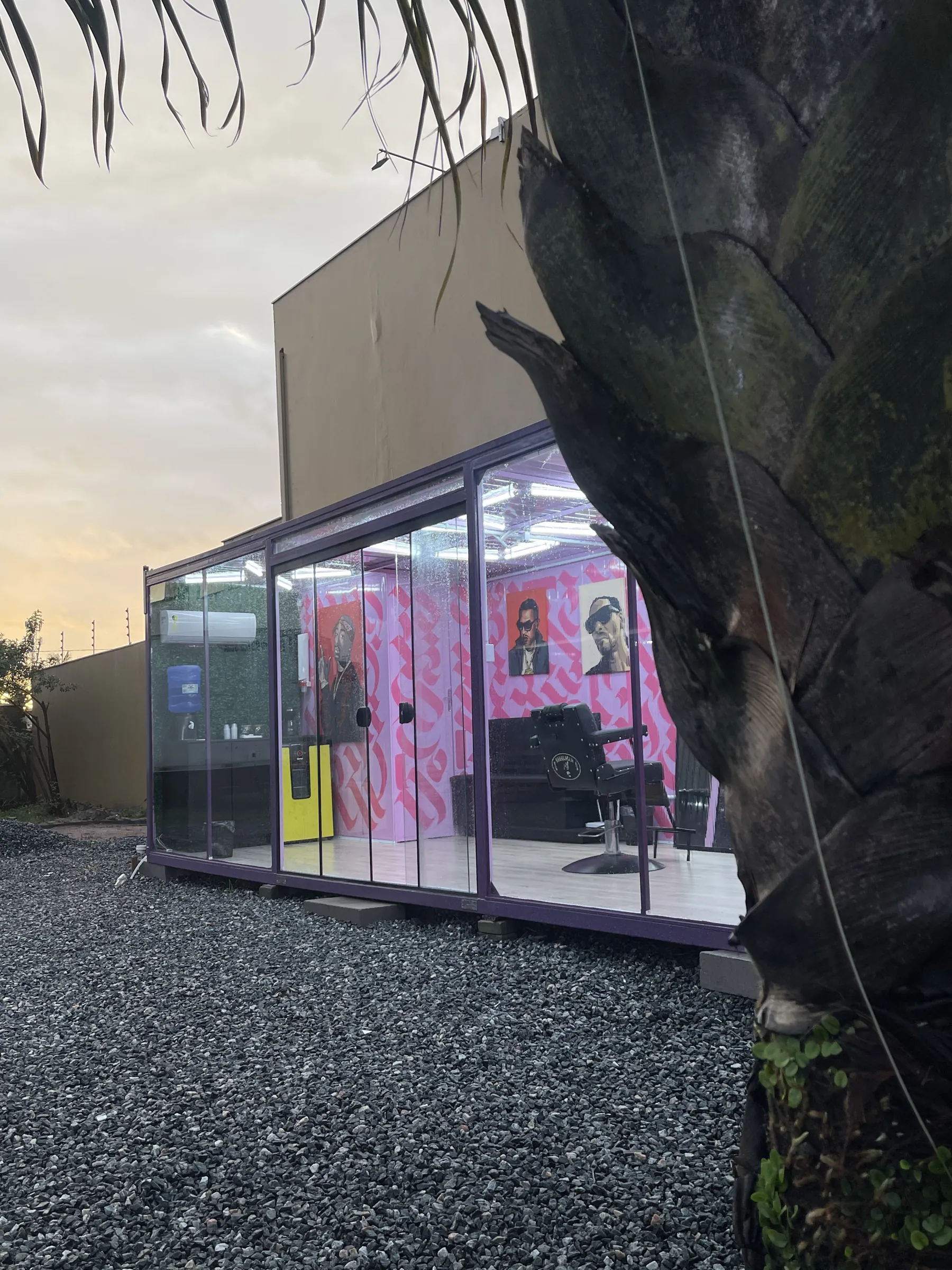 Site do Studio AG Barber, barbearia em container de vidro em Itapoá